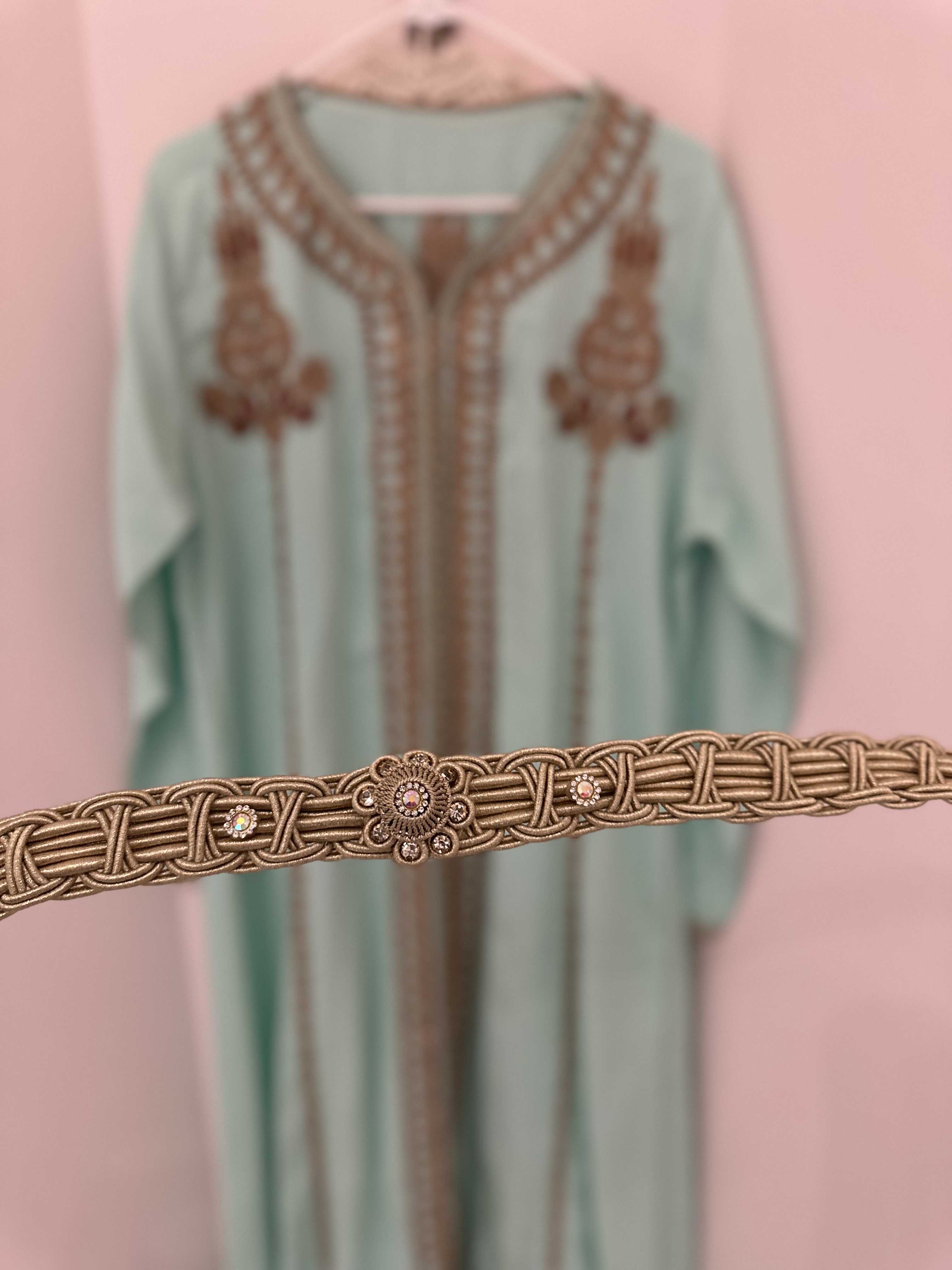 قفطان ازرق باستيل بزخارف ذهبيه وكريستال ناعم مع حزام بتصميم ورده كريستال